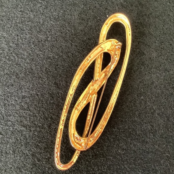 Vintage gold tone brooch. - Picture 4 of 4